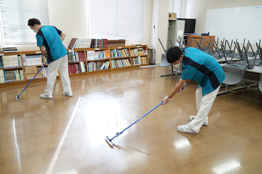 図書室床掃除