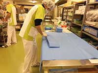 中央材料室のクルム折り作業